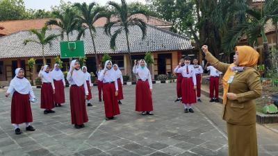 melihat-lingkungan-sekolah-baru