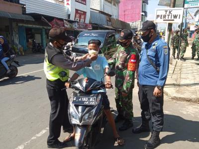 Cegah Covid-19, Polsek dan Koramil Bandar Rutin Bagikan Masker