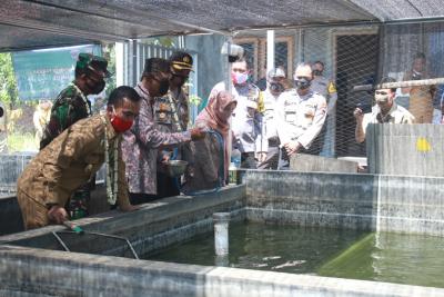 Bhabinkamtibmas Candi Bersama Warga Manfaatkan Lahan Kosong untuk Jaga Ketahanan Pangan