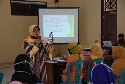 Gerakan Penanganan Sampah Plastik Dengan Membuat Ecobrik Oleh PKK Batang