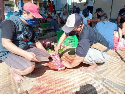 potong-daging-kurban