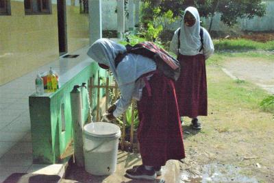 CUCI TANGAN SEBELUM MASUK KELAS