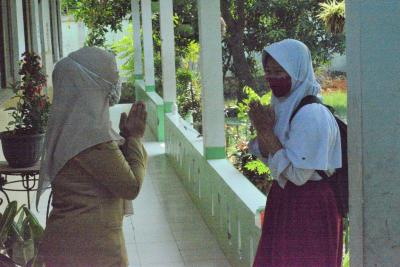 berikan-salam-tanpa-bersentuhan