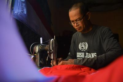 JAHIT BENDERA MERAH PUTIH