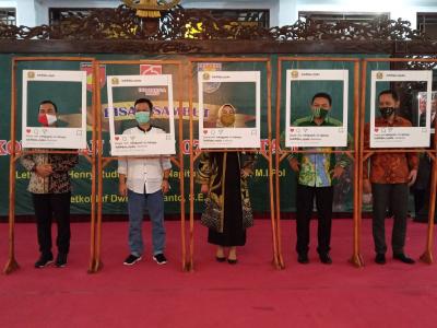 berpose-dalam-frame-photobooth