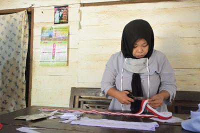 POTONG KAIN MERAH PUTIH