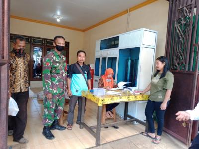 Warga Limpung Terima Bantuan Pangan Non Tunai