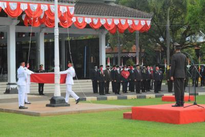 Penurunan Bendera Berjalan Khidmat Pada Masa Pandemi Covid-19 di Batang