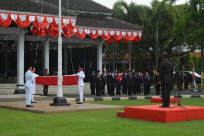UPACARA PENURUNAN BENDERA PUSAKA