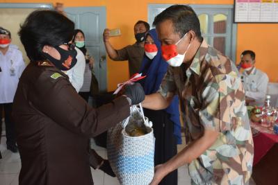 Kejaksaan Tinggi Jateng Berikan Paket Sembako di Desa Wonotunggal Batang
