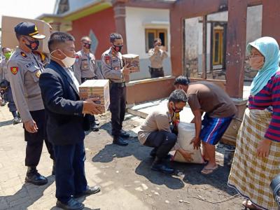 Kapolres Batang Bantu Korban Kebakaran Rumah dengan Paket Sembako