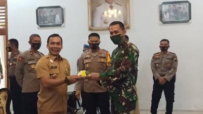Bupati Batang Ulang Tahun, Dandim Beserta Kapolres Berikan Kejutan