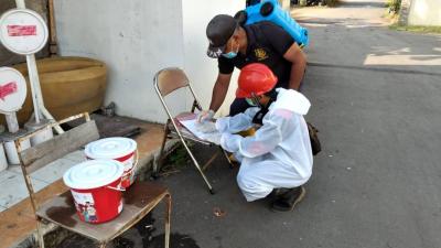 Covid-19 Belum Berakhir, PMI Batang Turunkan Relawan Untuk Spraying Disinfektan