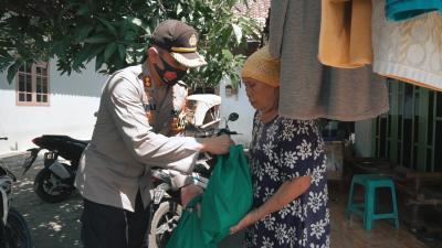 Kapolres Batang Bagikan Paket Sembako Terdampak Covid-19 di Karangasem Selatan Batang