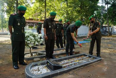 Dandim Batang Pimpin Ziarah Rombongan di TMP Kadilangu  