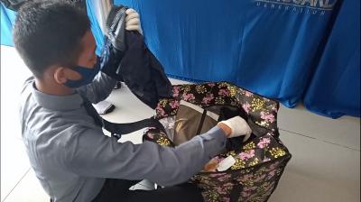 GELEDAH TAS MILIK SANTRI