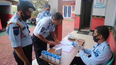 Pegawai dan WBP Rutan Batang Jalani Tes Urine Dadakan