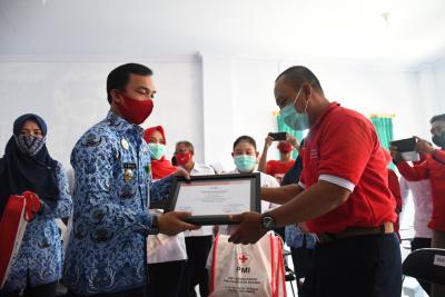 5 Orang Pendonor Darah Sukarela Dapat Penghargaan Oleh PMI Batang