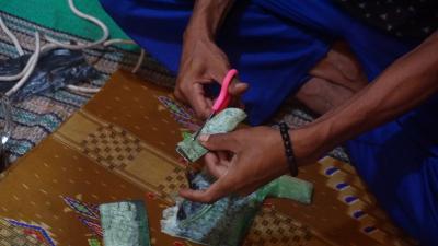 GUNTING KANTONG PLASTIK PRES