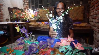 TUNJUKKAN BUNGA SAKURA DARI SAMPAH