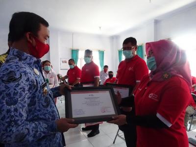berikan-piagam-penghargaan