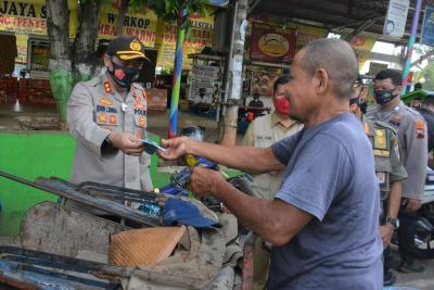 berikan-masker-kepada-pelanggar