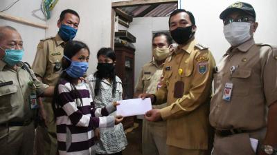Bupati Batang Sambangi Dua Anak Perempuan Tinggal Dirumah Tidak Layak