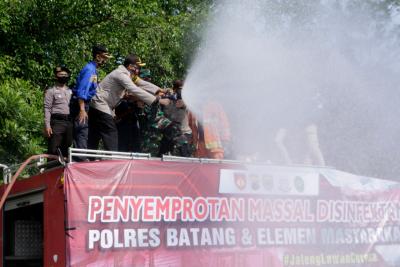Minimalkan Covid-19, TNI-Polri Bersama Pemkab Batang Gencarkan Penyemprotan Disinfektan