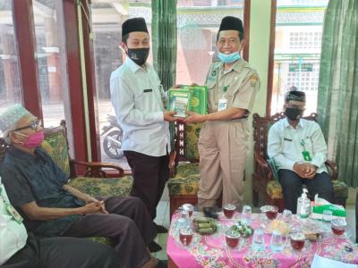 Tingkatkan Kualitas Perpustakaan Masjid, Kemenag Batang Bagikan Puluhan Buku