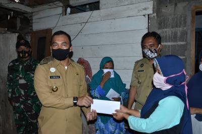 Bupati Batang, Sambangi dan Berikan Bantuan Kepada Warga Kurang Mampu