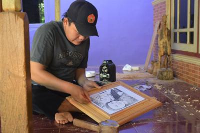 TEMPELKAN DESAIN FOTO UKIRAN KAYU