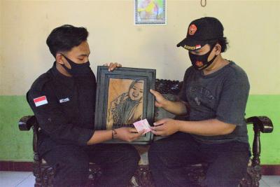 BELI FOTO UKIRAN KAYU