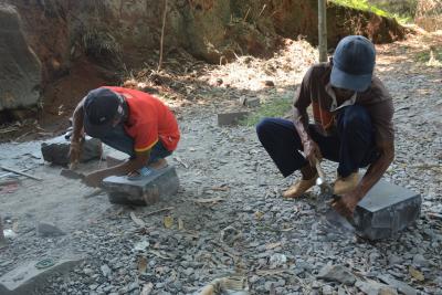 MENGEPRES BATU EMPING