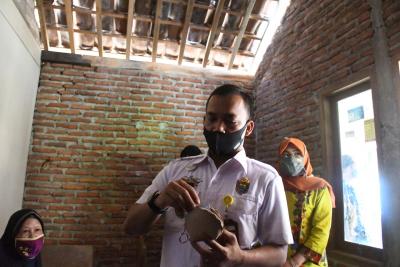 Bupati Batang Berikan Bantuan Kepada Janda Yang hidup Keterbatasan