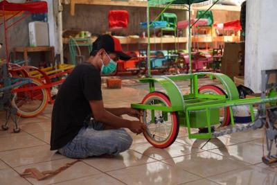 PASANG RODA PADA KERETA