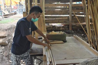 POTONG BAHAN MINIATUR EXCAVATOR