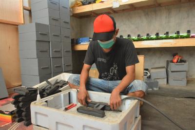 PASANG RODA MINIATUR EXCAVATOR