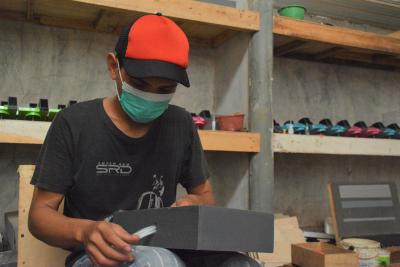 MASUKKAN SELANG UNTUK KEMUDI