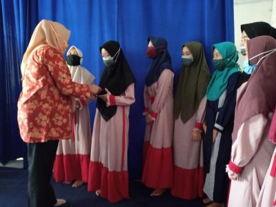 berikan-santunan-kepada-anak-yatim