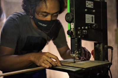 POTONG BAHAN TAS KAYU 