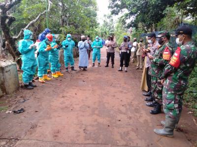 TNI - Polri Amankan Pemakaman Warga yang Terinveksi Covid-19
