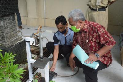 PERAGAKAN ROBOT PRODUKSI EMPING