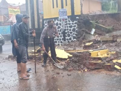 TNI-Pori Bersama Warga Kerja Bakti Bersihkan Material Akibat Longsor
