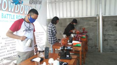Koperasi Batang Coffee Gelar Lomba Throwdown V60 Battle Kopi Robusta