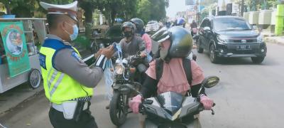 Operasi Zebra Candi 2020, Polres Batang Bagikan Masker untuk Pengendara