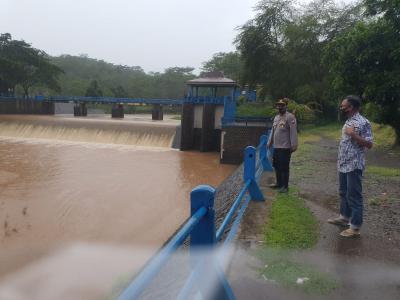 Antisipasi Banjir, Polsek Batang Kota Cek Debit Air