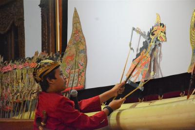 DALANG CILIK MAINKAN WAYANG KULIT