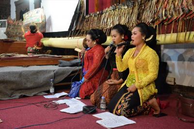 SINDEN IKUTI IRINGAN GENDHING GAMELAN