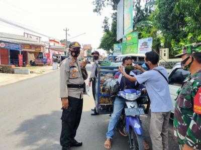 Polsek Tersono Gandeng Komunitas Kijang Bagikan 750 Masker Gratis
