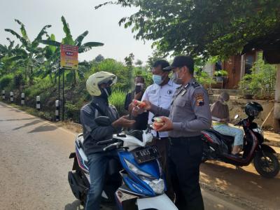 Apresiasi Warga Patuhi Prokes, Petugas Berikan Buah